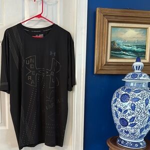 NWT Men’s Under Armour Black Athletic Cut Short Sleeve Polyester Athletic Top